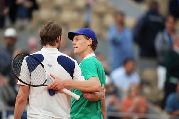 Winner Italy's Jannik Sinner, right, and Kazakhstan's Alexander Bublik hug after their quarterfinal match of the French Tennis Open at the Roland-Garros stadium in Paris, Wednesday, June 4, 2025. (AP Photo/Lindsey Wasson)