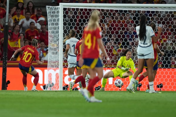 Spain's Athenea, left, scores her side's opening goal during the Women's Euro 2025 quarterfinals soccer match between Spain and Switzerland at Stadion Wankdorf in Bern, Switzerland, Friday, July 18, 2025. (AP Photo/Martin Meissner)