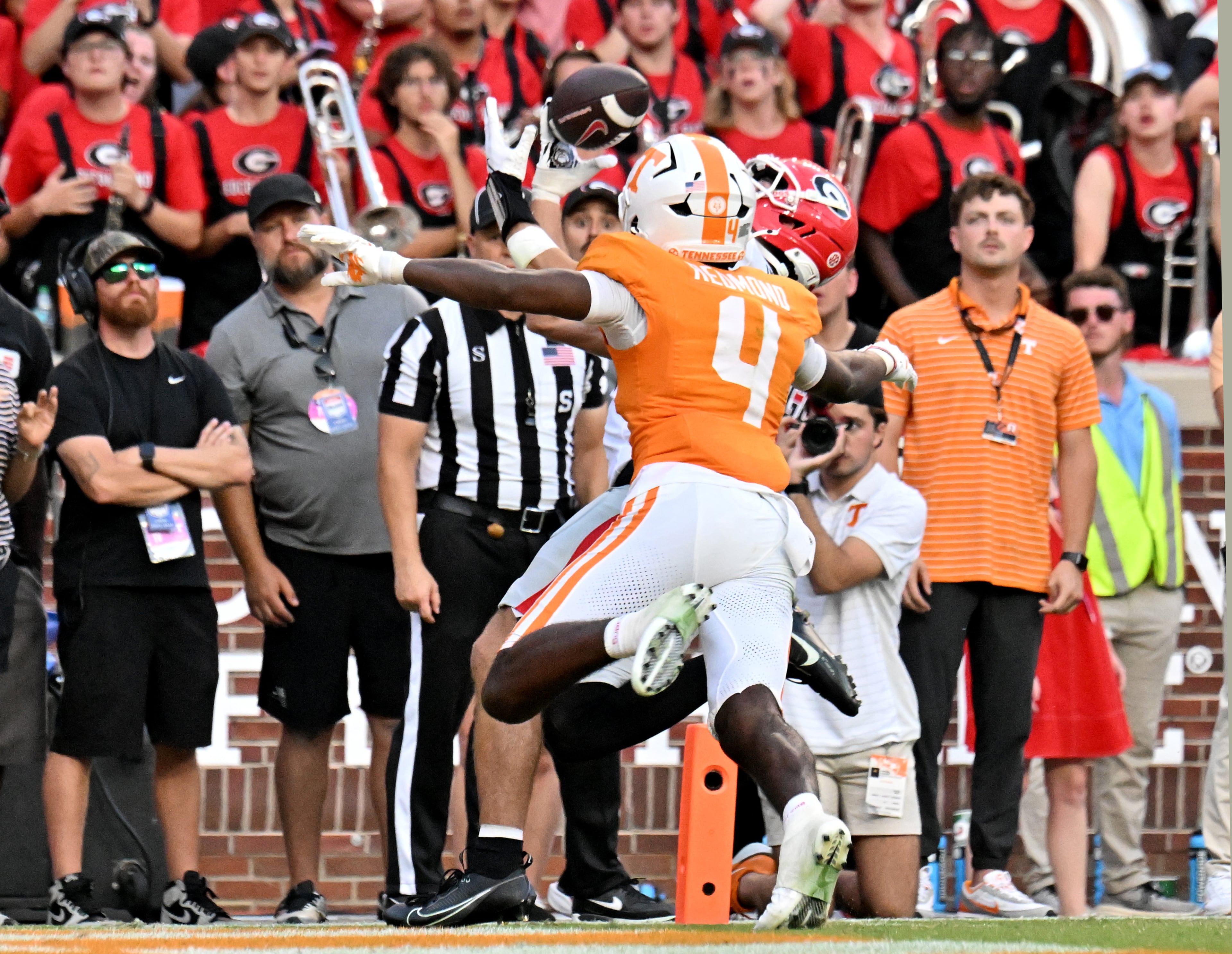 Georgia wide receiver London Humphreys (back) tries to haul in a touchdown catch against Tennessee defensive back Ty Redmond near the end of fourth quarter at Neyland Stadium on Saturday, Sept. 13, 2025, in Knoxville, Tenn. (Hyosub Shin/AJC)