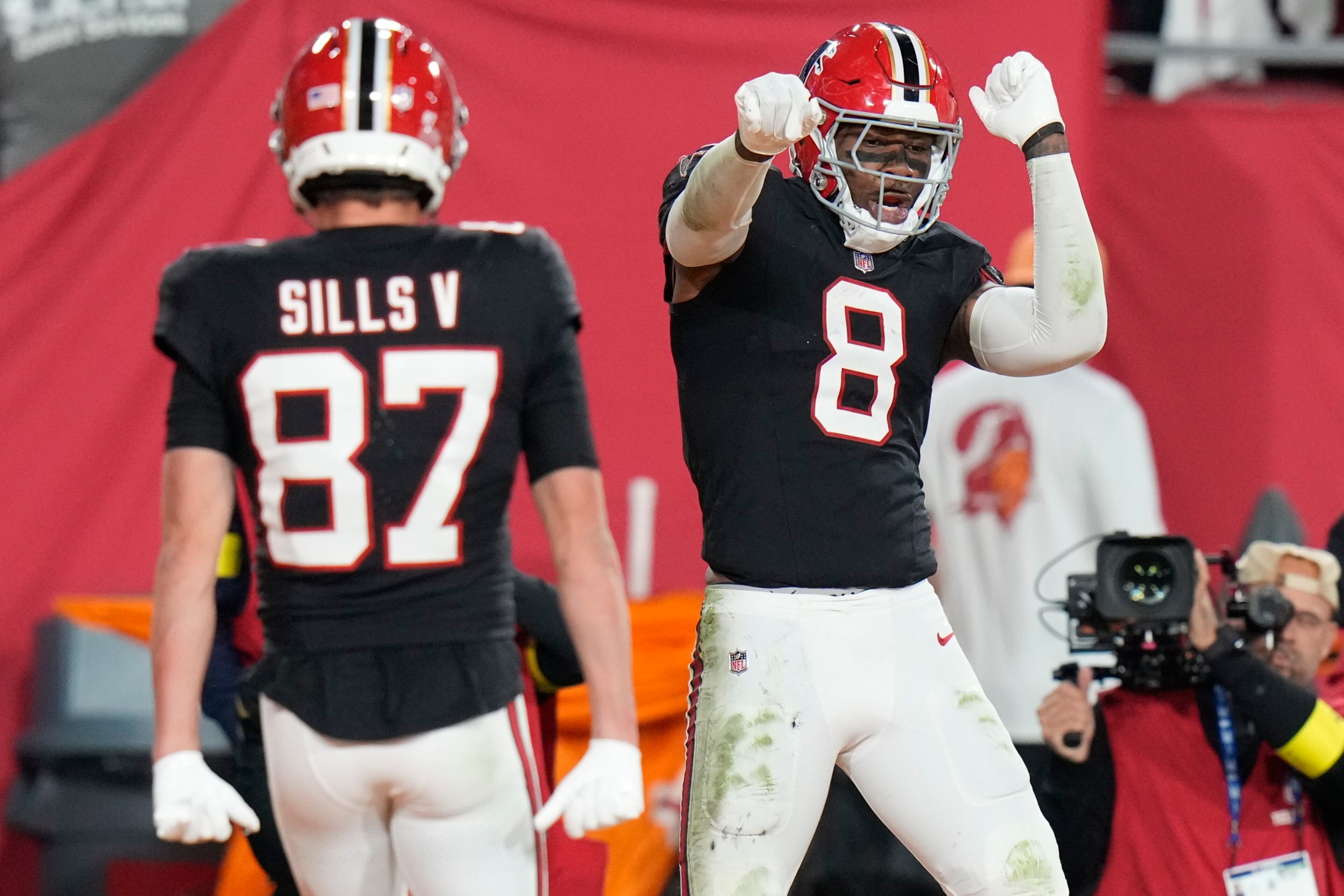 Atlanta Falcons tight end Kyle Pitts Sr. (8) celebrates his touchdown against the Tampa Bay Buccaneers during the first half of an NFL football game, Thursday, Dec. 11, 2025, in Tampa, Fla. (AP Photo/Chris O'Meara)