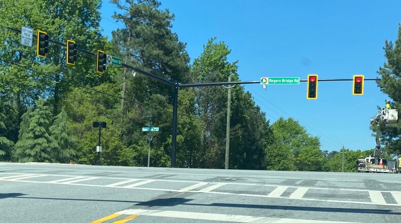 The new traffic signal at Rogers Bridge Road and Main Street in Duluth began operation on Thursday, April 16. (Photo by Karen Huppertz)