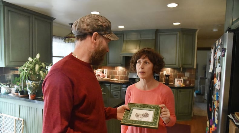 Dara and Mark Ashworth hold a photograph of their baby Ulli, who was stillborn in 2011. They believe the baby, their first, could have been saved if the doctor had immediately sent them to the hospital when a test indicated trouble. HYOSUB SHIN / HSHIN@AJC.COM