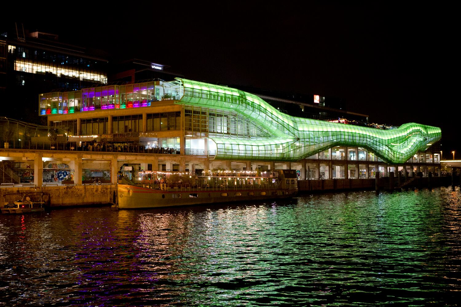 Images of famous landmarks along the Seine River
