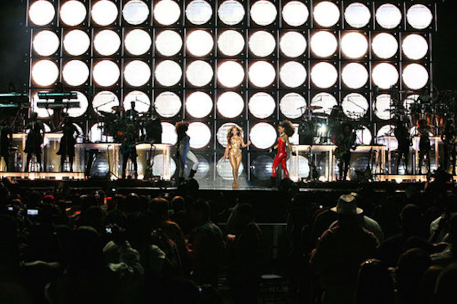 Beyonce draws sold-out Philips crowd