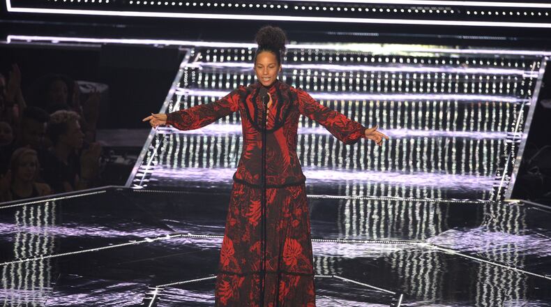 NEW YORK, NY - AUGUST 28: Alicia Keys presents onstage during the 2016 MTV Video Music Awards at Madison Square Garden on August 28, 2016 in New York City. (Photo by Jason Kempin/Getty Images)