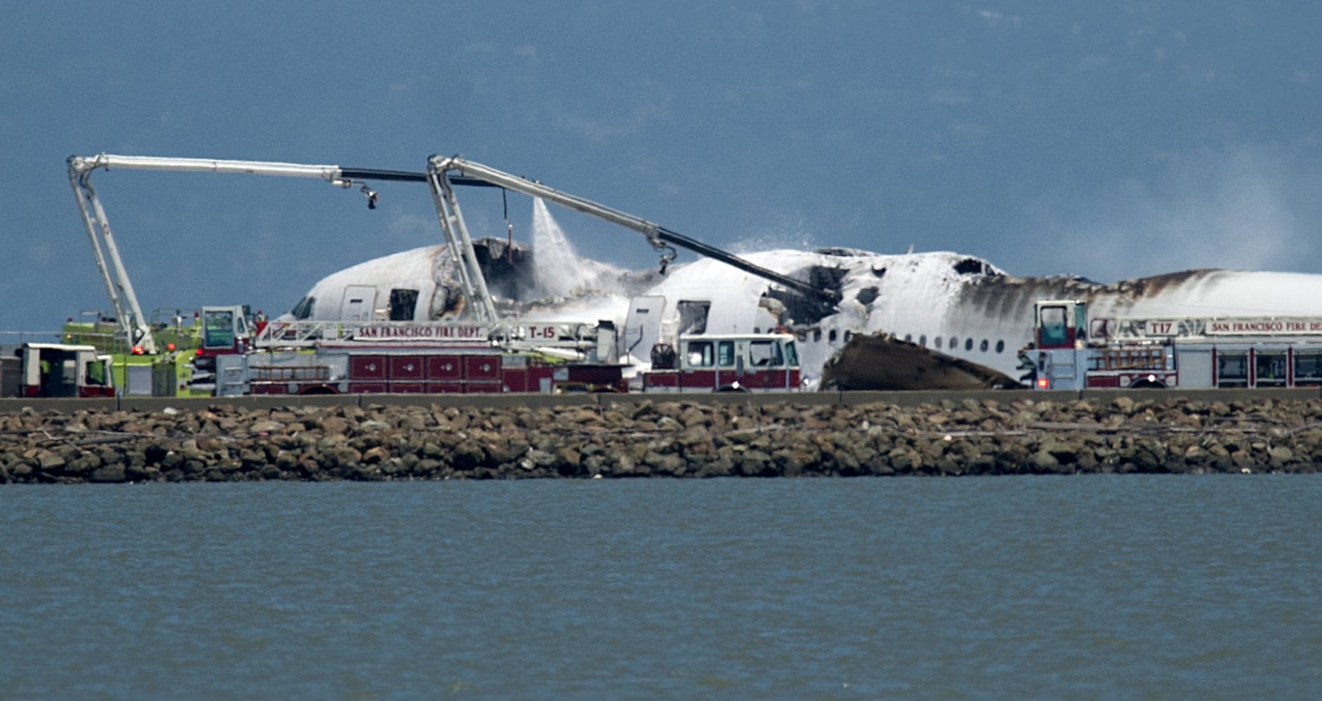 Boeing 777 crashes at San Francisco International