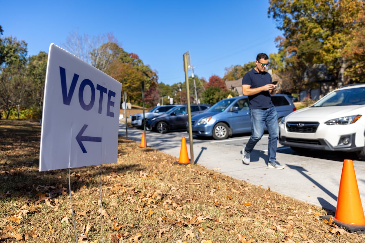 Kyle Norton heads into Ashford Park Elementary School to vote Tuesday, Nov. 7, 2023.   (Steve Schaefer/steve.schaefer@ajc.com)