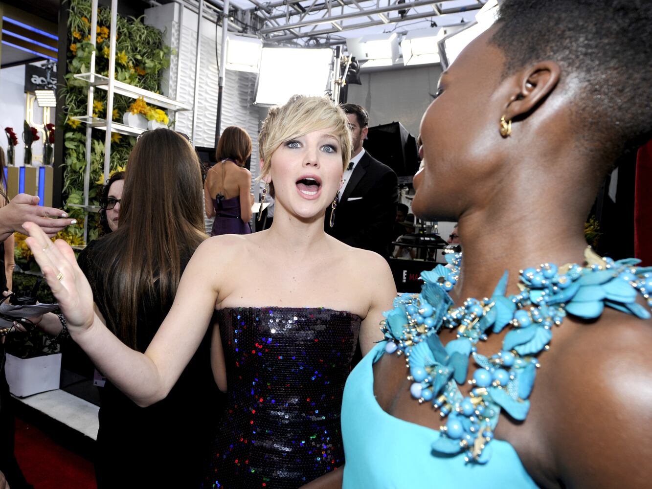 Jennifer Lawrence photobombs Lupita Nyong'o