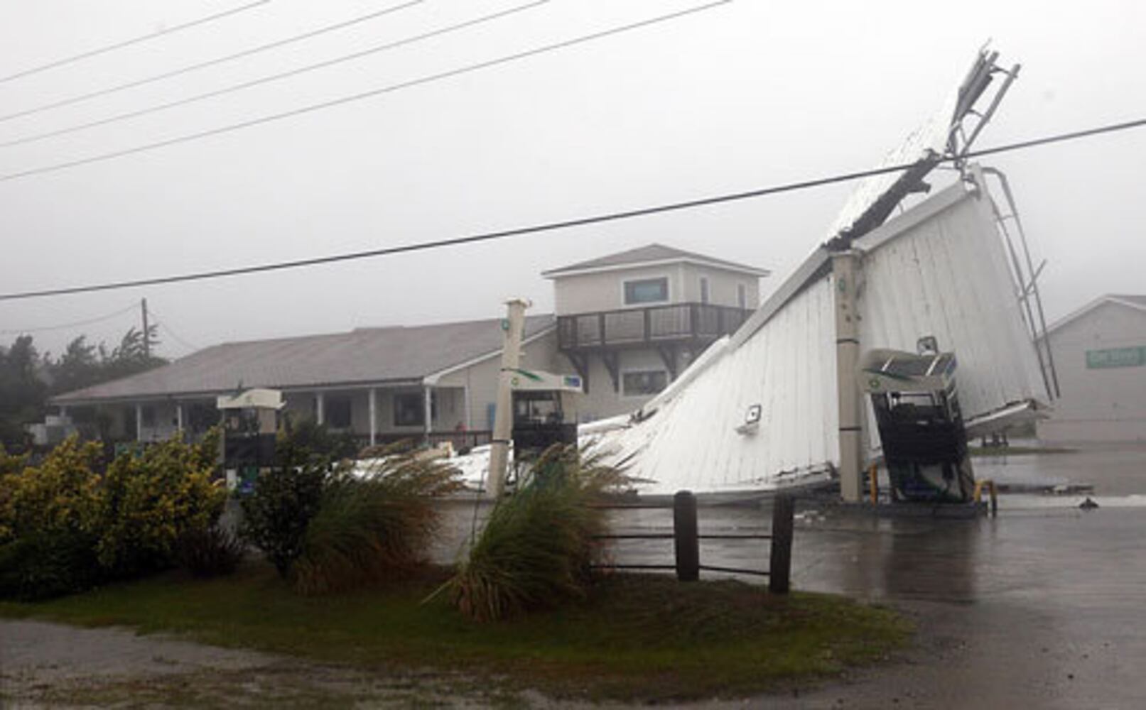 Hurricane Irene pounds North Carolina