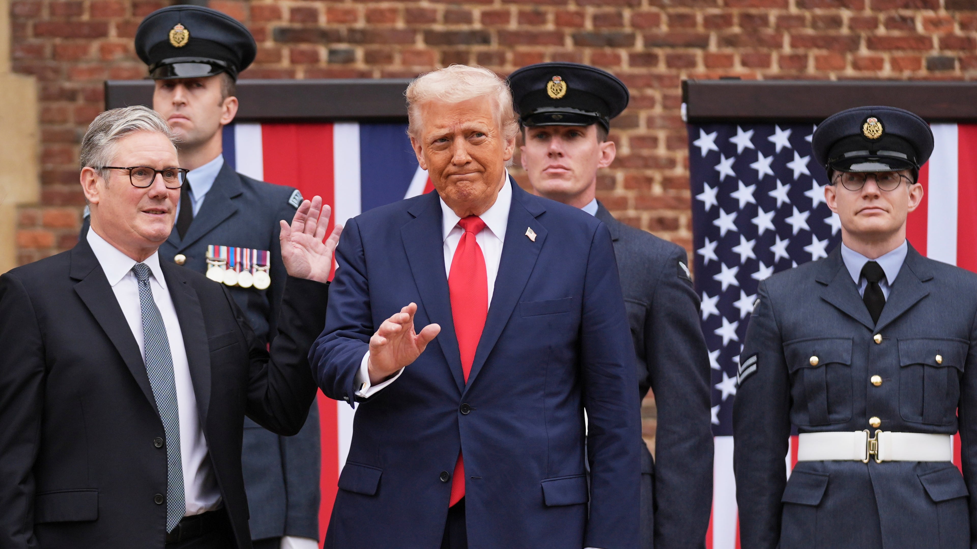 President Donald Trump waves next to Britain's Prime Minister Keir Starmer upon arriving at Chequers near Aylesbury, England, Thursday, Sept. 18, 2025. (AP Photo/Evan Vucci)