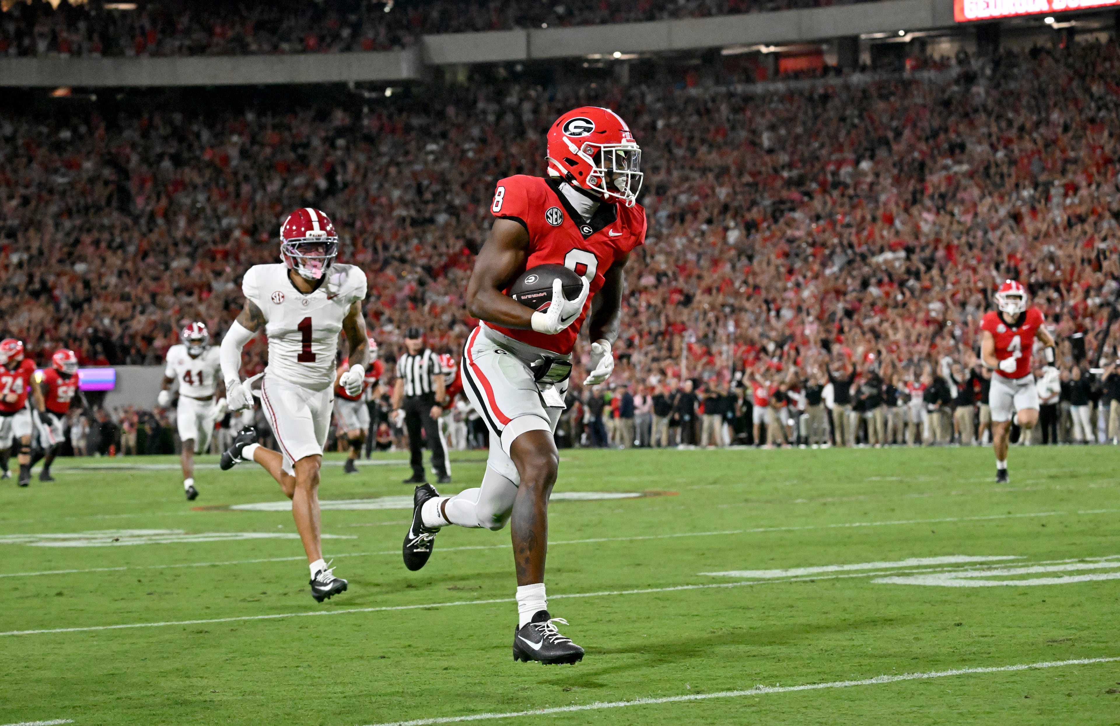 Georgia wide receiver Colbie Young (8) scores a touchdown catch during the first half in an NCAA football game at Sanford Stadium, Saturday, September 27, 2025, in Athens. (Hyosub Shin / AJC)