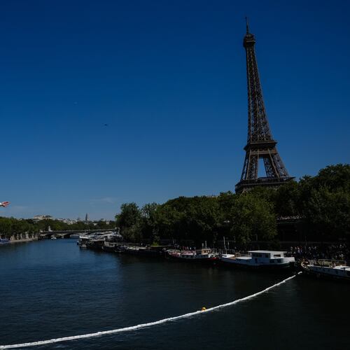 France's Madeleine Bayon competes during round 1 of the Women's 20m Platform as the Eiffel Tower is seen in the background at the European Aquatics Championships in Paris, Friday, Aug. 7, 2026. (AP Photo/Aurelien Morissard)