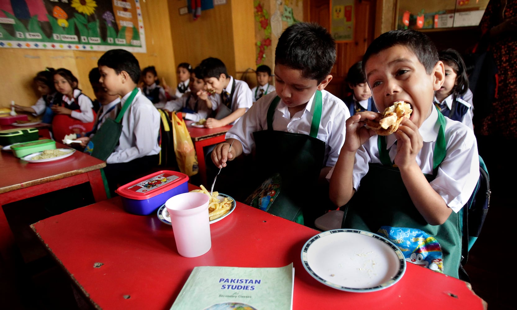 Lunchtime at schools in different countries