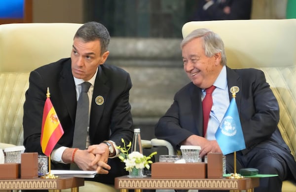 Spanish Prime Minister Pedro Sanchez and UN Secretary General Antonio Guterres attends the 34th Arab League summit, in Baghdad, Iraq, Saturday, May 17, 2025. (AP Photo/Hadi Mizban)