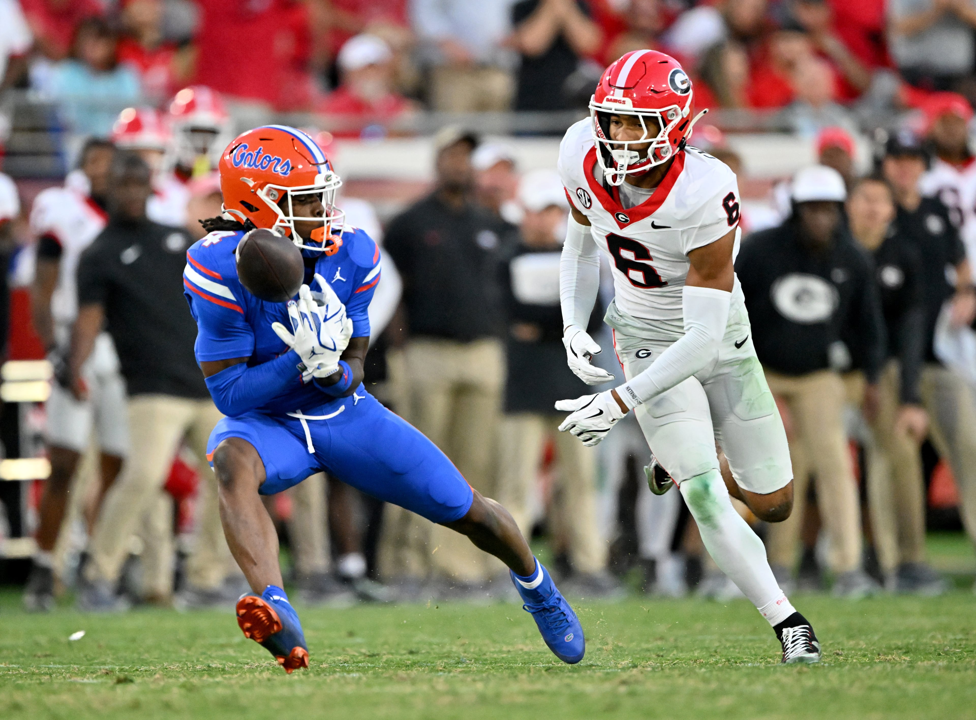 Florida wide receiver TJ Abrams (4) is not able to catch under pressure from Georgia defensive back Daylen Everette (6) during the second half in an NCAA football game, Saturday, November 1, 2025, Jacksonville, Fla. Georgia won 24-20 over Florida. (Hyosub Shin / AJC)