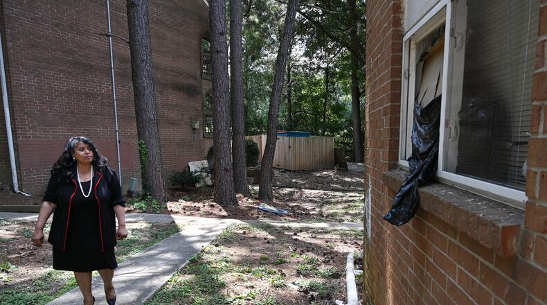 Atlanta City Councilwoman Andrea Boone checks condition at Vue at Harwell in Atlanta last week. The Atlanta City Council formally urged law enforcement officials to pursue charges against negligent apartment landlords, in response to an Atlanta Journal-Constitution investigation into the issue. (Hyosub Shin / Hyosub.Shin@ajc.com)