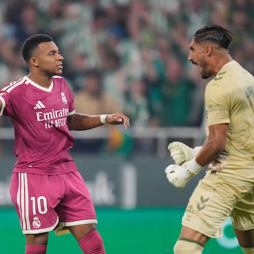 Real Madrid's Kylian Mbappe, left, reacts after missing a penalty kick in front of Betis' goalkeeper Alvaro Valles during the Spanish La Liga soccer match between Real Betis and Real Madrid in Seville, Spain, Friday, Sept. 4, 2026. (AP Photo/Jose Breton)