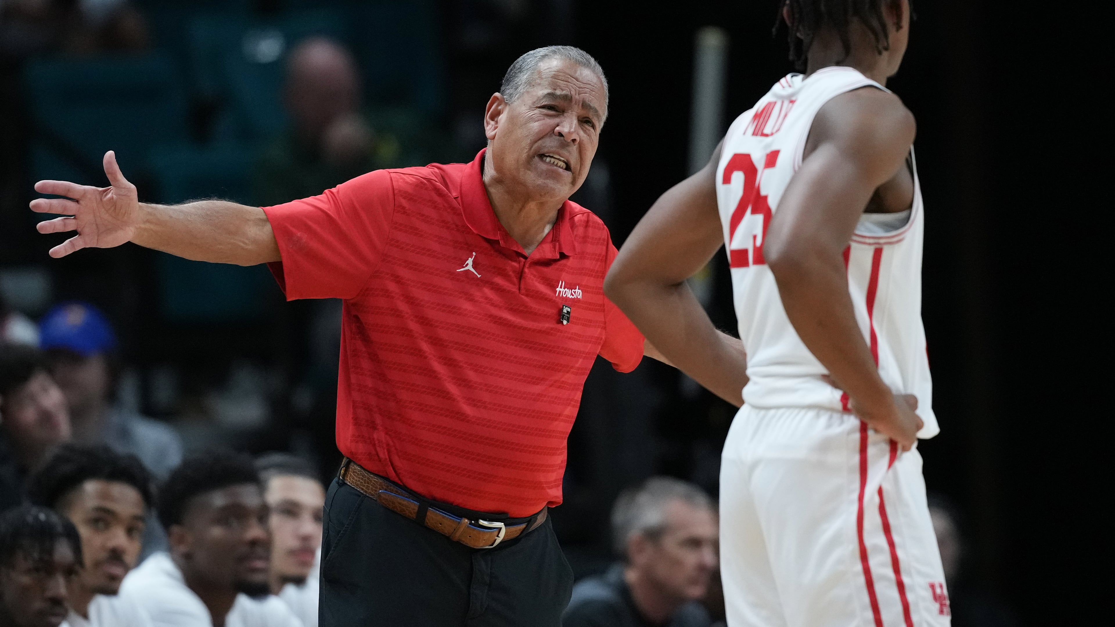 Houston head coach Kelvin Sampson, left, gives instruction to guard Mercy Miller (25) during the first half of an NCAA college basketball game against Tennessee in the Players Era tournament Las Vegas, Tuesday, Nov. 25, 2025. (AP Photo/Eric Gay)