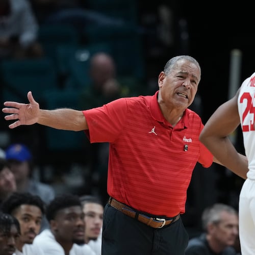 Houston head coach Kelvin Sampson, left, gives instruction to guard Mercy Miller (25) during the first half of an NCAA college basketball game against Tennessee in the Players Era tournament Las Vegas, Tuesday, Nov. 25, 2025. (AP Photo/Eric Gay)