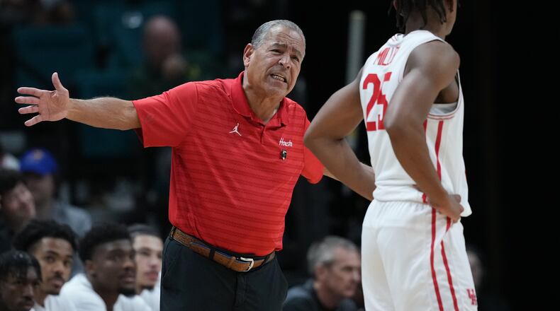 Houston head coach Kelvin Sampson, left, gives instruction to guard Mercy Miller (25) during the first half of an NCAA college basketball game against Tennessee in the Players Era tournament Las Vegas, Tuesday, Nov. 25, 2025. (AP Photo/Eric Gay)