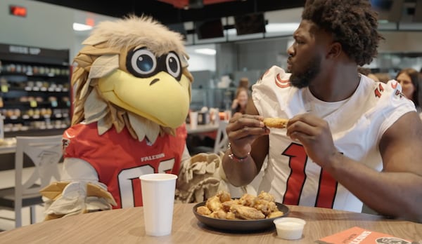 Jalon Walker learns that eating chicken wings is an at-your-own-risk activity. (atlantafalcons.com)