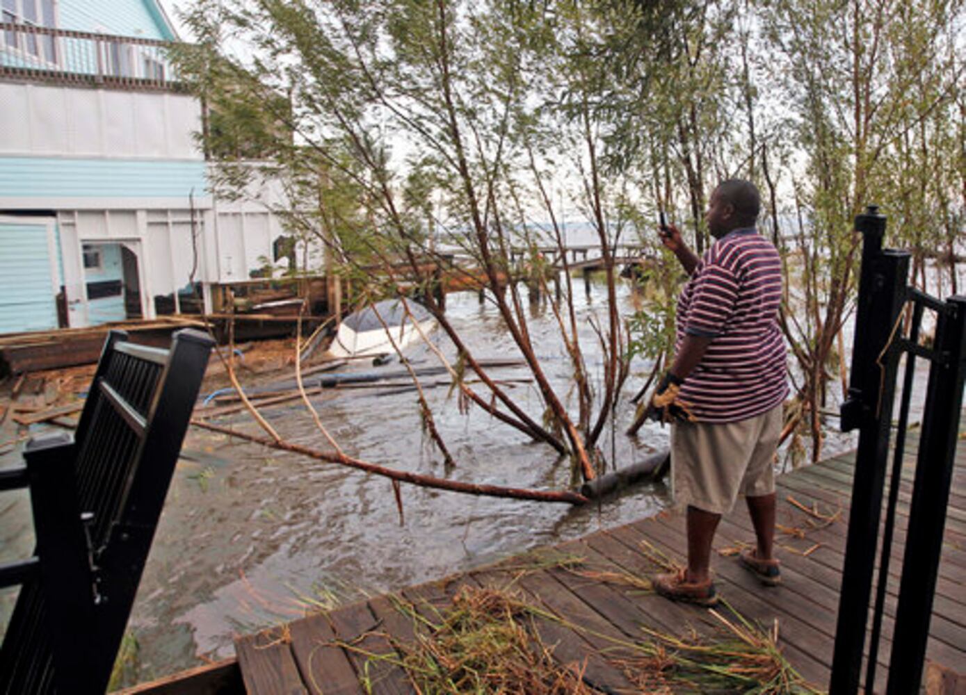 Hurricane Irene pounds North Carolina