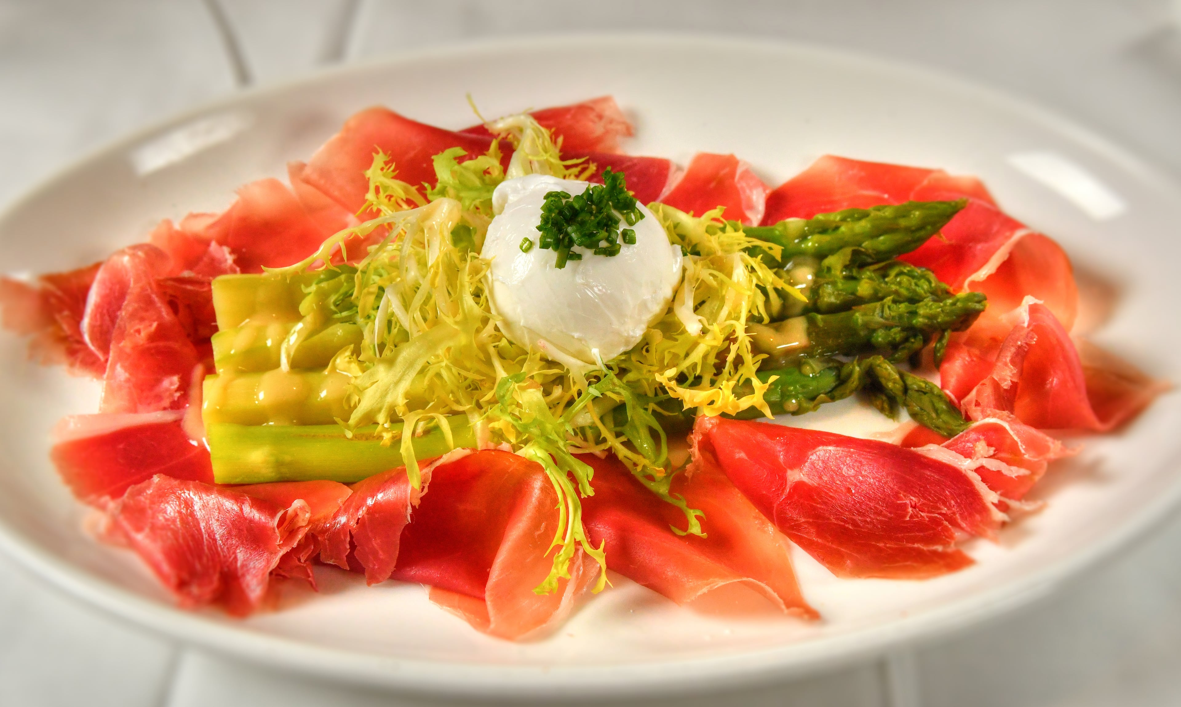 Bistro Niko in Buckhead puts its spin on Jambon et Asparagus (ham, asparagus, poached eggs, mustard vinaigrette). (Chris Hunt for the AJC)