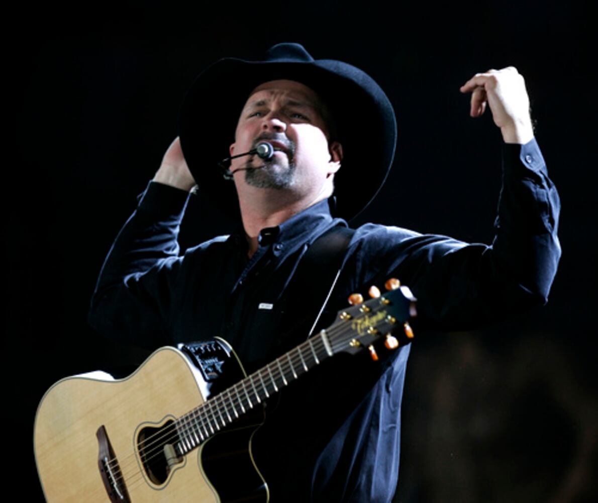 Garth Brooks rocks Kansas City, Mo.