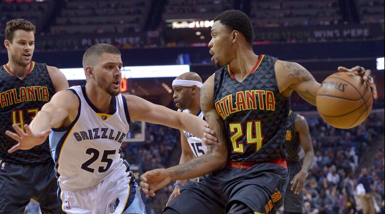 Atlanta Hawks forward Kent Bazemore (24) controls the ball against Memphis Grizzlies forward Chandler Parsons (25) in the first half of an NBA basketball game Saturday, March 11, 2017, in Memphis, Tenn. (AP Photo/Brandon Dill)