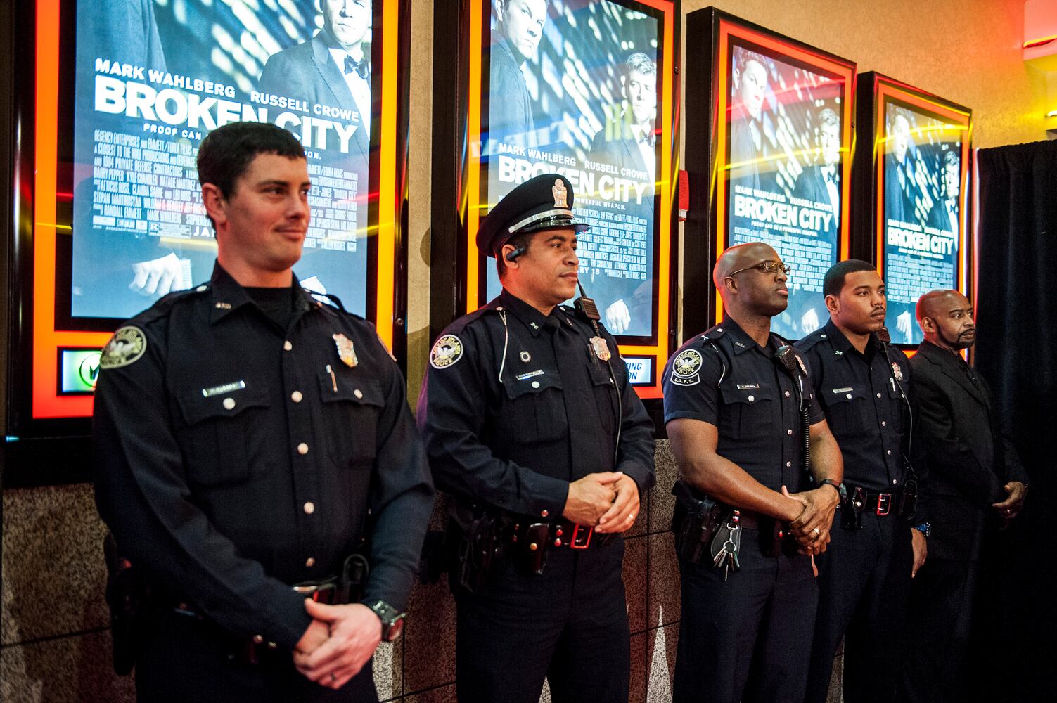 Mark Wahlberg honors APD officer