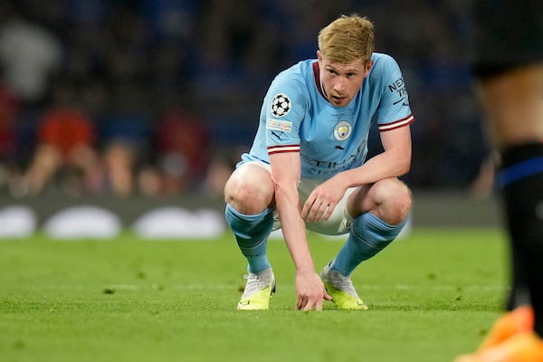 FILE- Manchester City's Kevin De Bruyne crouches on the pitch after getting injured during the Champions League final soccer match between Manchester City and Inter Milan at the Ataturk Olympic Stadium in Istanbul, Turkey, Saturday, June 10, 2023. (AP Photo/Francisco Seco, file)