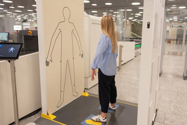 German manufacturer Rohde & Schwarz won a multimillion dollar contract to deliver new AI-based millimeter wave screening technology to the U.S.’s FIFA World Cup host cities, including Atlanta. A view of the machine in use at the Zürich Airport. (Flughafen Zürich AG/Rohde & Schwarz)