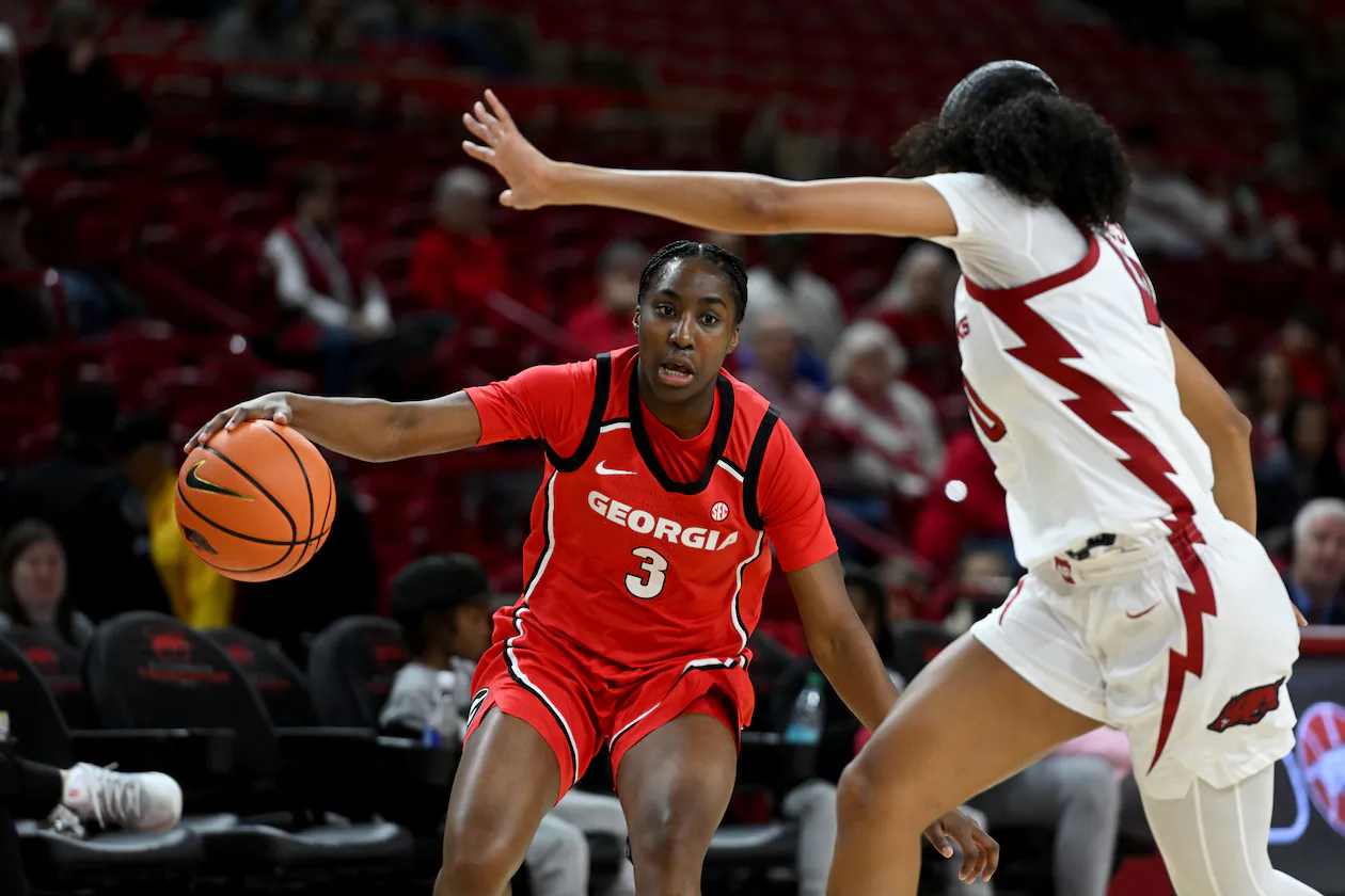 Georgia guard Dani Carnegie (left) runs a play against Arkansas on Thursday, Jan. 22, 2026, in Fayetteville, Ark. Carnegie, a former Grayson High School star, scored 31 points in the game. (Michael Woods/AP)