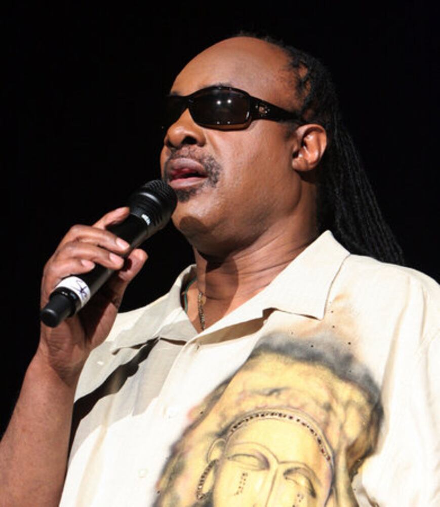 Stevie Wonder plays at Verizon