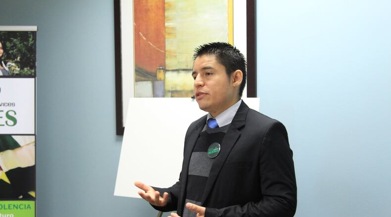 Ángel Alonso, director of the Mil Mujeres office in Atlanta, recently presented the organization to members of the Hispanic media.