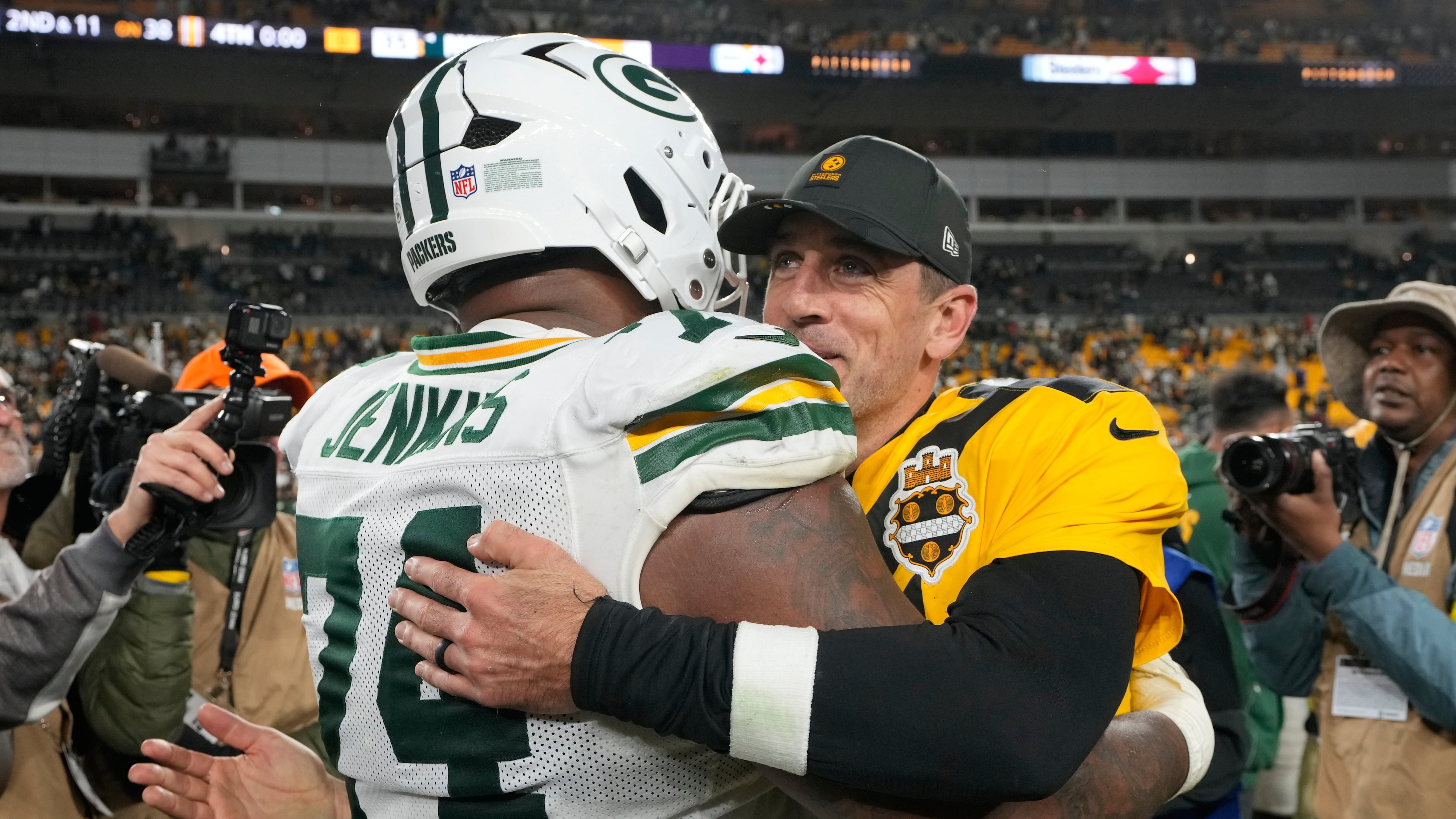 Pittsburgh Steelers' Aaron Rodgers hugs Green Bay Packers' Elgton Jenkins after an NFL football game Sunday, Oct. 26, 2025, in Pittsburgh. (AP Photo/Sue Ogrocki)