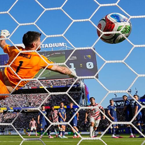 United States' Malik Tillman (17) scores their second goal from a free kick during the World Cup round of 32 soccer match between the United States and Bosnia in Santa Clara, Calif., near San Francisco, Wednesday, July 1, 2026. (AP Photo/Martin Meissner)