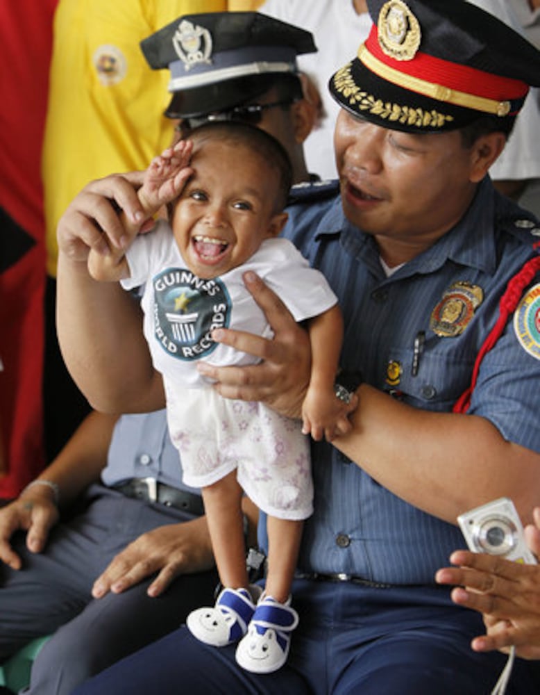 Guinness names Filipino as world's shortest man