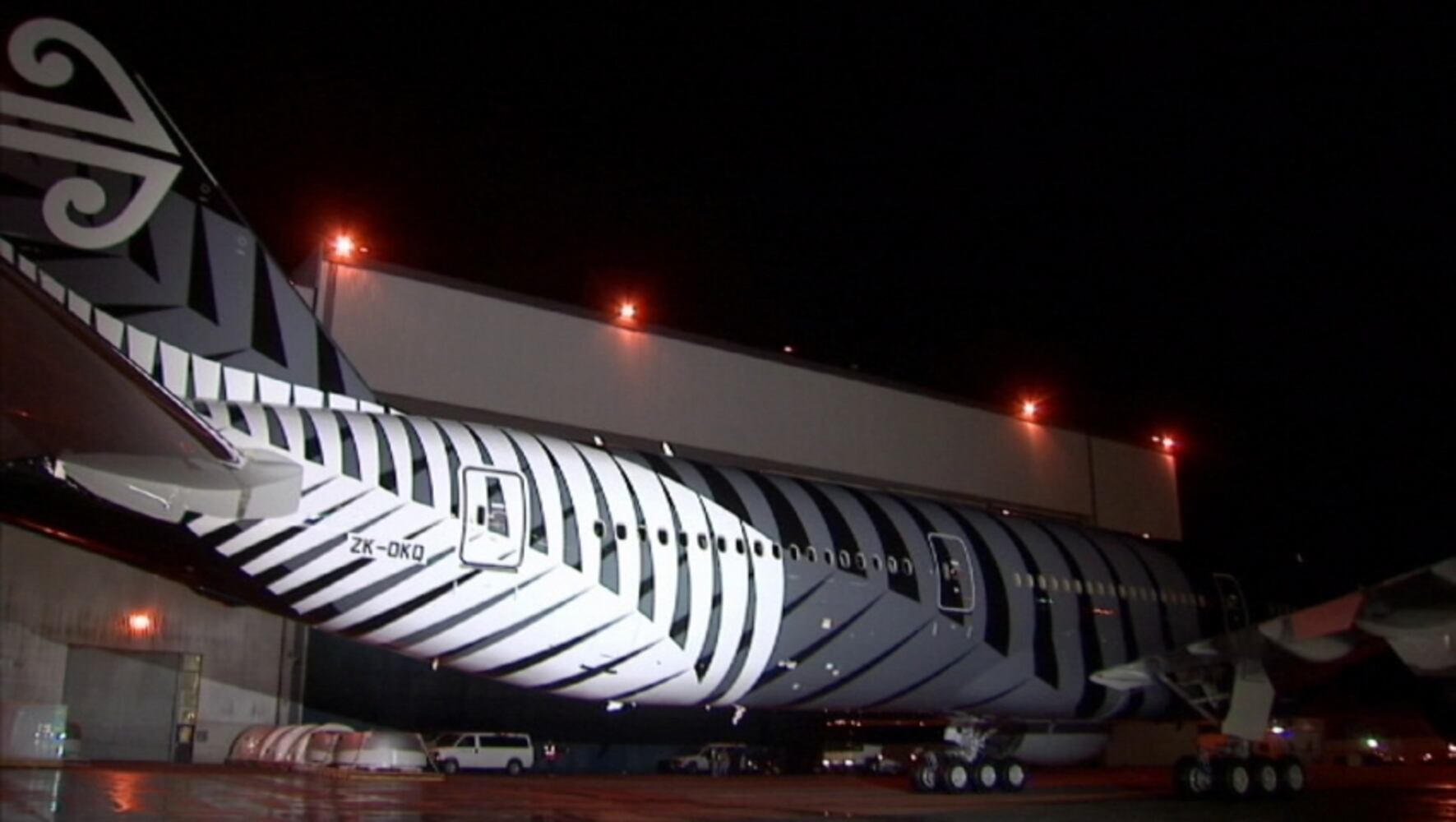Boeing 777 painted black