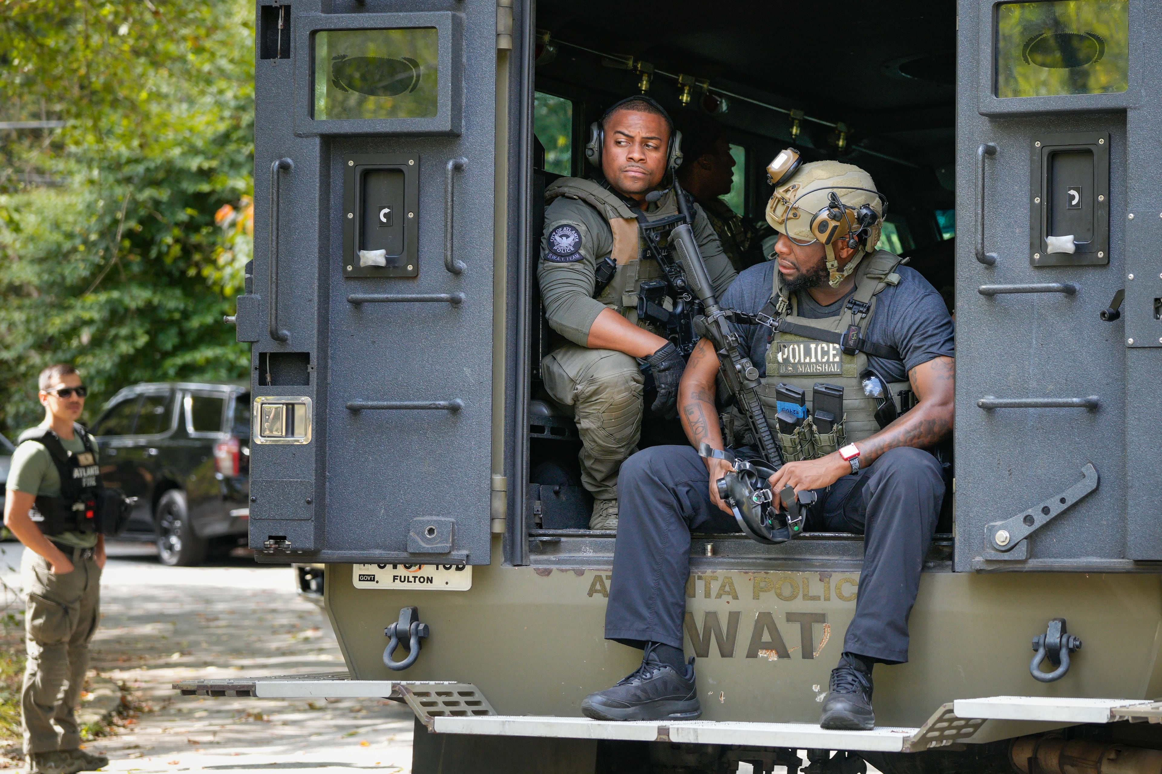 The Atlanta police SWAT team alongside U.S. marshals took Derrick Groves into custody in southwest Atlanta on Wednesday. (Ben Hendren for the AJC)