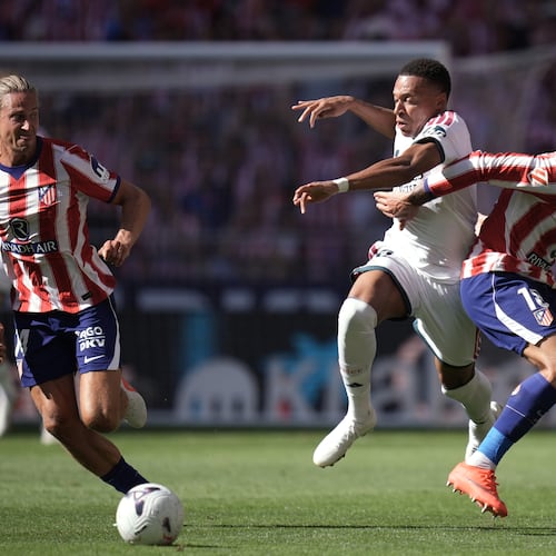 Real Madrid's Kylian Mbappe tries to get past Atletico Madrid's Marc Pubill, right, and Marcos Llorente during a Spanish La Liga soccer match between Atletico Madrid and Real Madrid in Madrid, Sunday, Sept. 20, 2026. (AP Photo/Bernat Armangue)