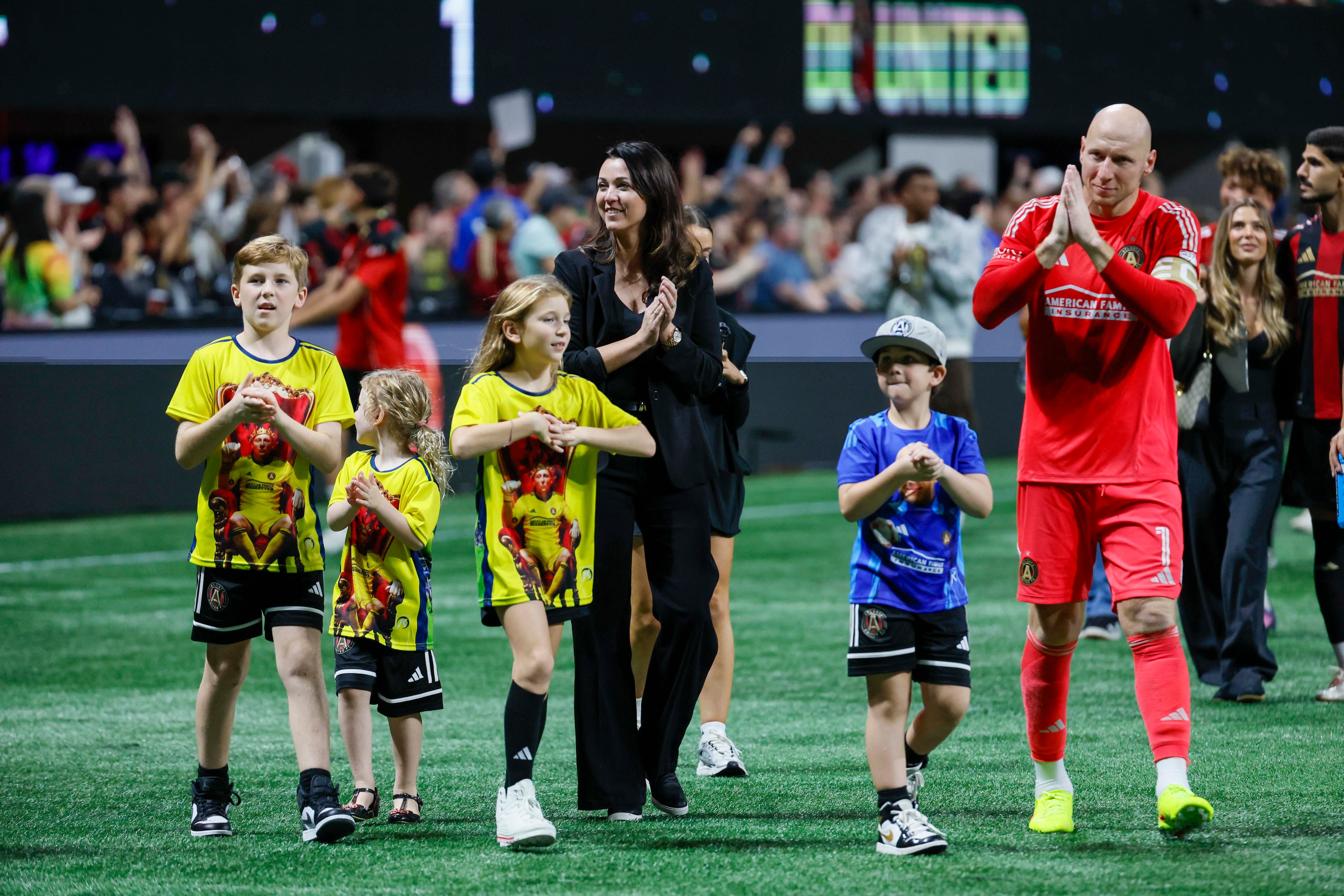 Brad Guzan, accompanied by his wife Breanne Guzan and their kids, thanks to crowd after the game at Mercedes-Benz Stadium on October 18, 2025, in Atlanta, GA. Brad Guzan retires from professional soccer, hanging up his gloves after a career that has lasted over two decades.
(Miguel Martinez/ AJC)