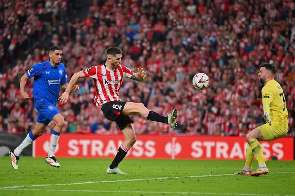 Athletic Bilbao's Oihan Sancet, centre, tries to score past Rangers' goalkeeper Liam Kelly during the Europa League quarter final second leg soccer match between Athletic Bilbao and Glasgow Rangers in Bilbao, Spain, Thursday, April 17, 2025. (AP Photo/Miguel Oses)