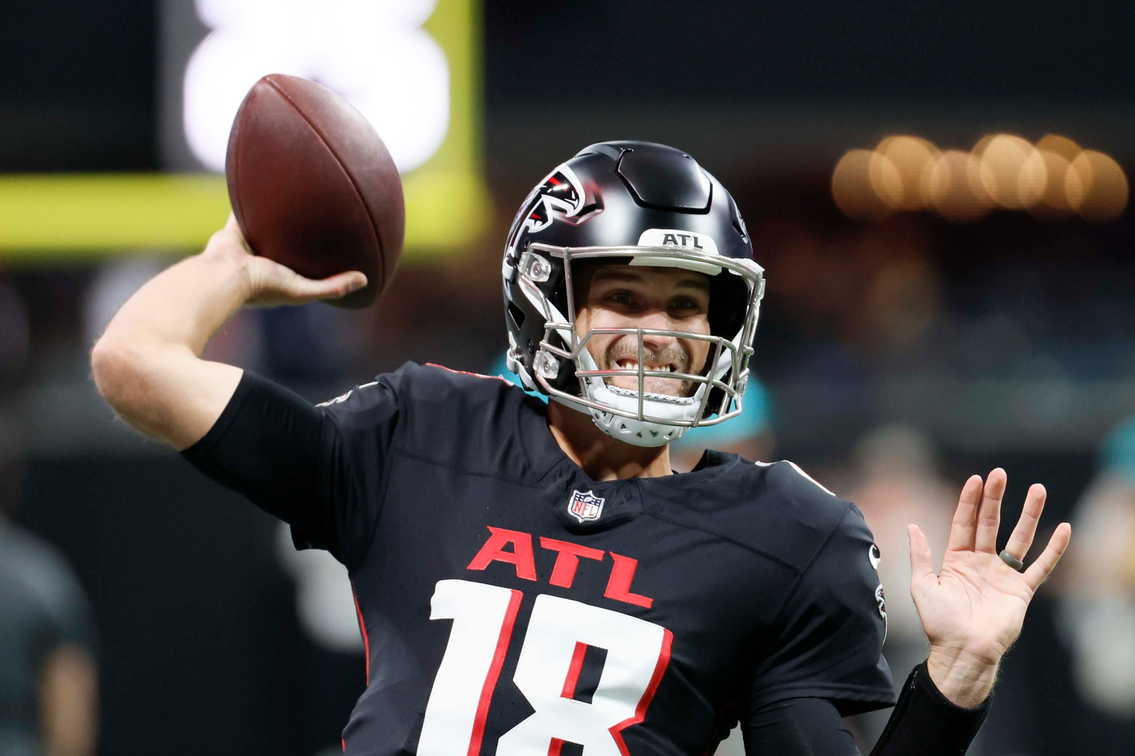 Atlanta Falcons quarterback Kirk Cousins throws a pass during warm-ups as he prepares to be the starter against the Miami Dolphins after Atlanta Falcons quarterback Michael Penix Jr. was injured last game; Sunday, Oct. 26, 2025. (Miguel Martinez/AJC)