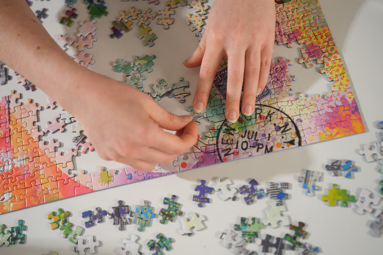 Speed-puzzler Karen Kavett works on a puzzle in 2024. (Emanuel Hahn/The New York Times)