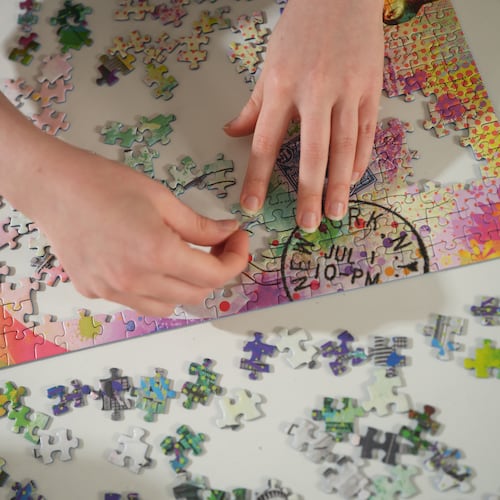 Speed-puzzler Karen Kavett works on a puzzle in 2024. (Emanuel Hahn/The New York Times)