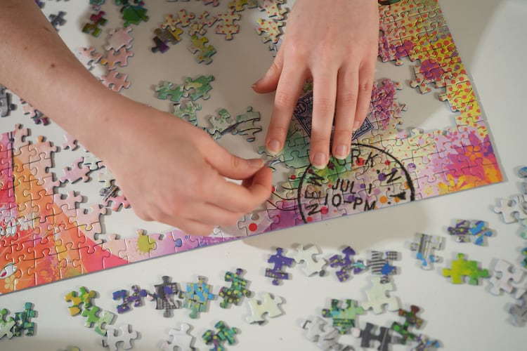 Speed-puzzler Karen Kavett works on a puzzle in 2024. (Emanuel Hahn/The New York Times)