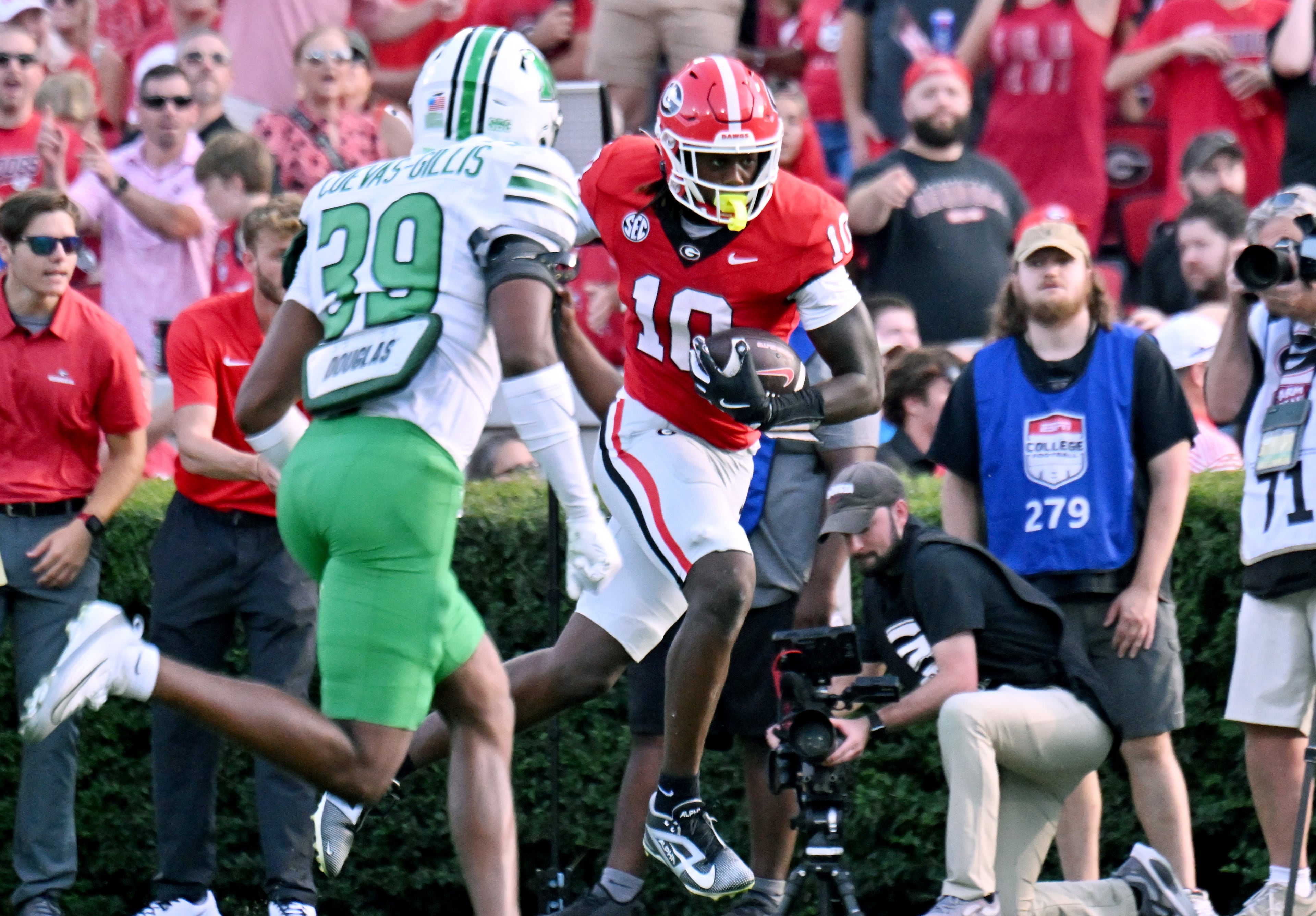 Georgia tight end Elyiss Williams (10) runs for a touchdown during the second half in an NCAA football game at Sanford Stadium, Saturday, August 30, 2025, in Athens. Georgia won 45-7 overMarshall. (Hyosub Shin / AJC)
