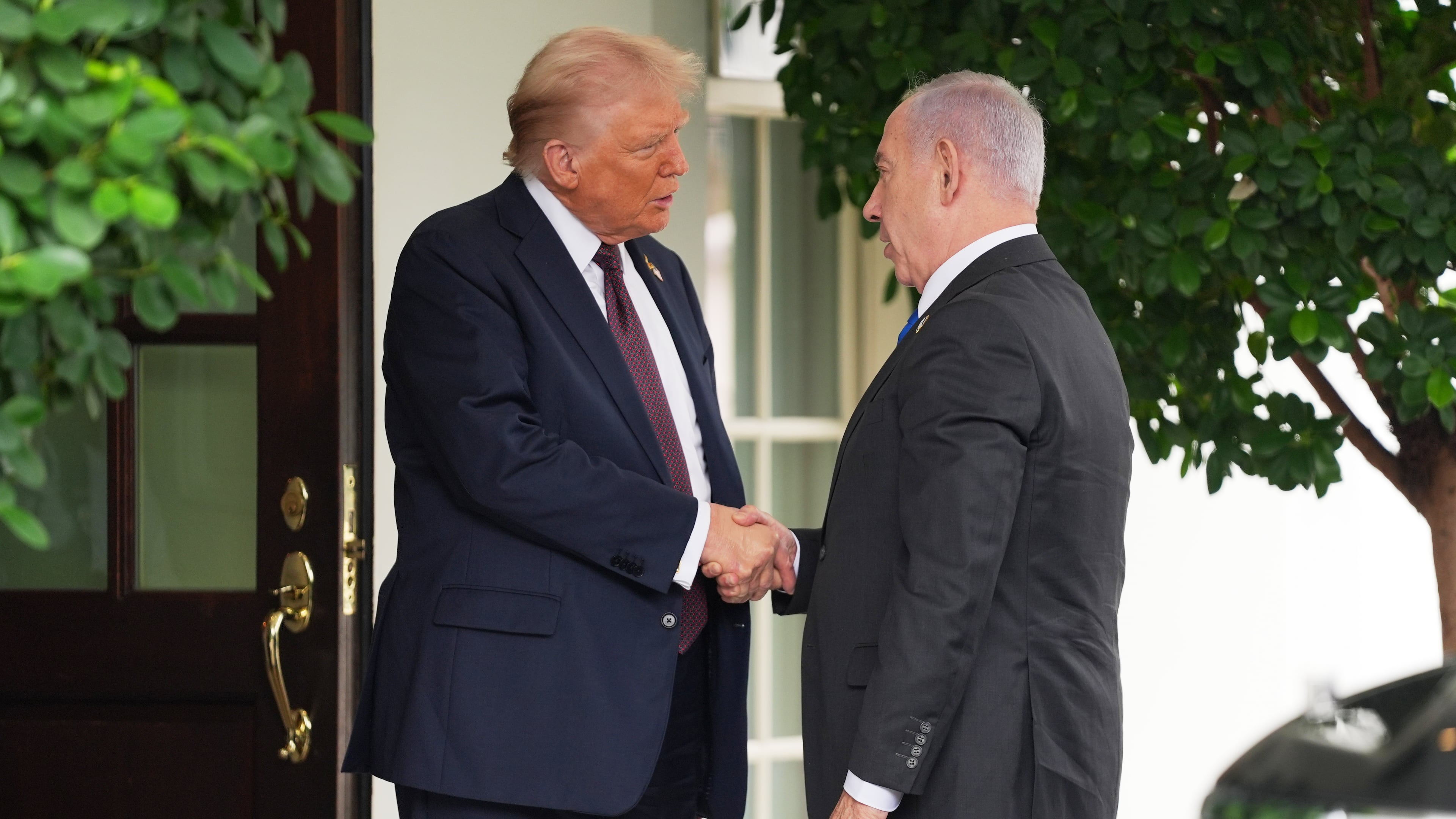 President Donald Trump, left, shakes the hand of Israeli Prime Minister Benjamin Netanyahu at the White House, Monday, Sept. 29, 2025, in Washington. (AP Photo/Evan Vucci)
