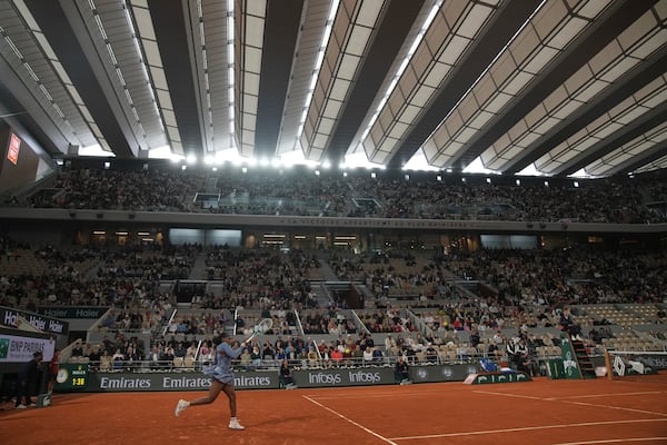 The roof of the center court Philippe Chatrier is closed due to the rain as Coco Gauff of the U.S. plays a shot against Madison Keys of the U.S. during the quarterfinal match of the French Tennis Open at the Roland-Garros stadium in Paris, Wednesday, June 4, 2025. (AP Photo/Christophe Ena)